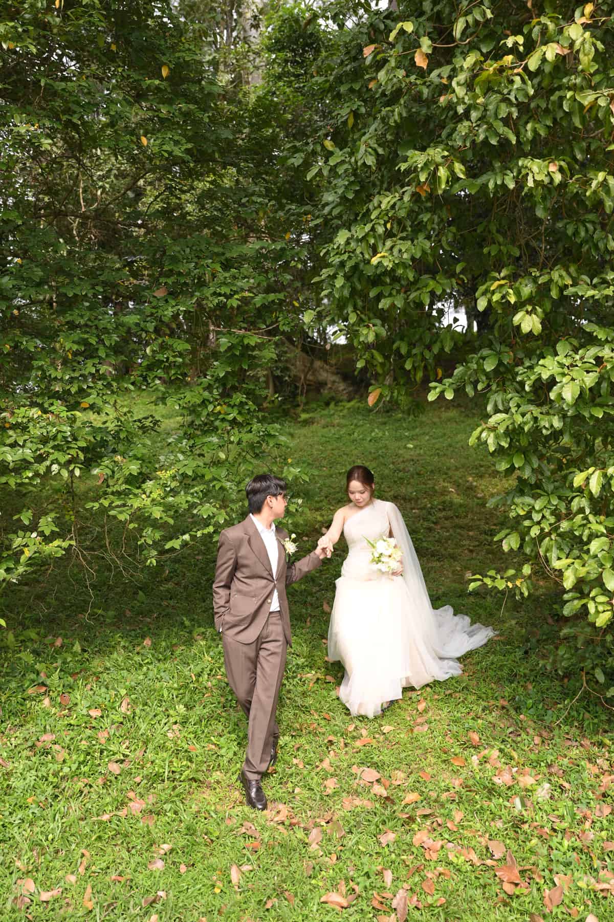 Ảnh cưới dắt tay trong rừng
